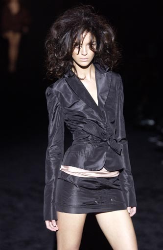 Gucci Spring/Summer 2003 | Mariacarla Boscono #Mariacarla Boscono#Gucci#Spring 2003#MFW #Milan Fashion Week #00s#early 00s#italian model#fashion#runway#Model