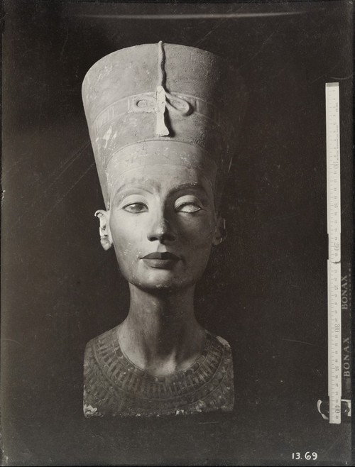 secretcinema2: absurdonio: One of the first photos of The Nefertiti Bust, Amarna, 1912.