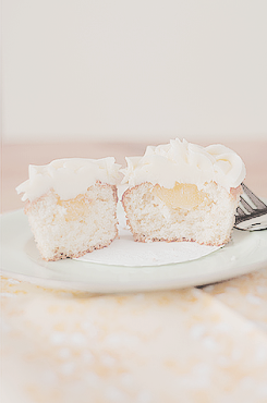 mochi-bunnies:  Lemon Curd Cupcake (by Zoe) 