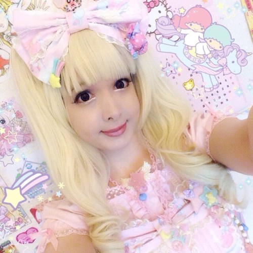princess-peachie:Ahhh I haven’t dressed in lolita in so longggg. It was great!!