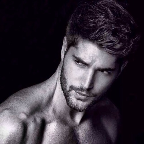 hunkopedia:  Follow Hunk’o’pedia for more hot guys!