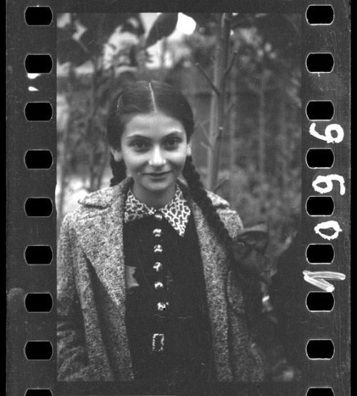 Petite fille dans un jardin. Ghetto de Lodz, ca. 1940- 1944. Photo: Henryk Ross