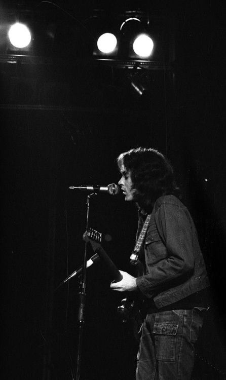 luzes-e-trovoes: Rory Gallagher in Madrid, 1975. Photo by Javier Minguela