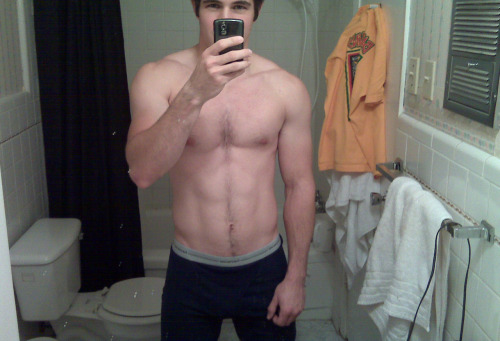 nakedguyselfies: nakedguyselfies.tumblr.comYou’re probably to busy jerking off but if not you should