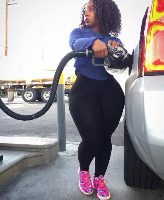 retardedthick:  WOULD LUV 2 CEE HERR ATT DA GASz STATIONN 😎😍😍
