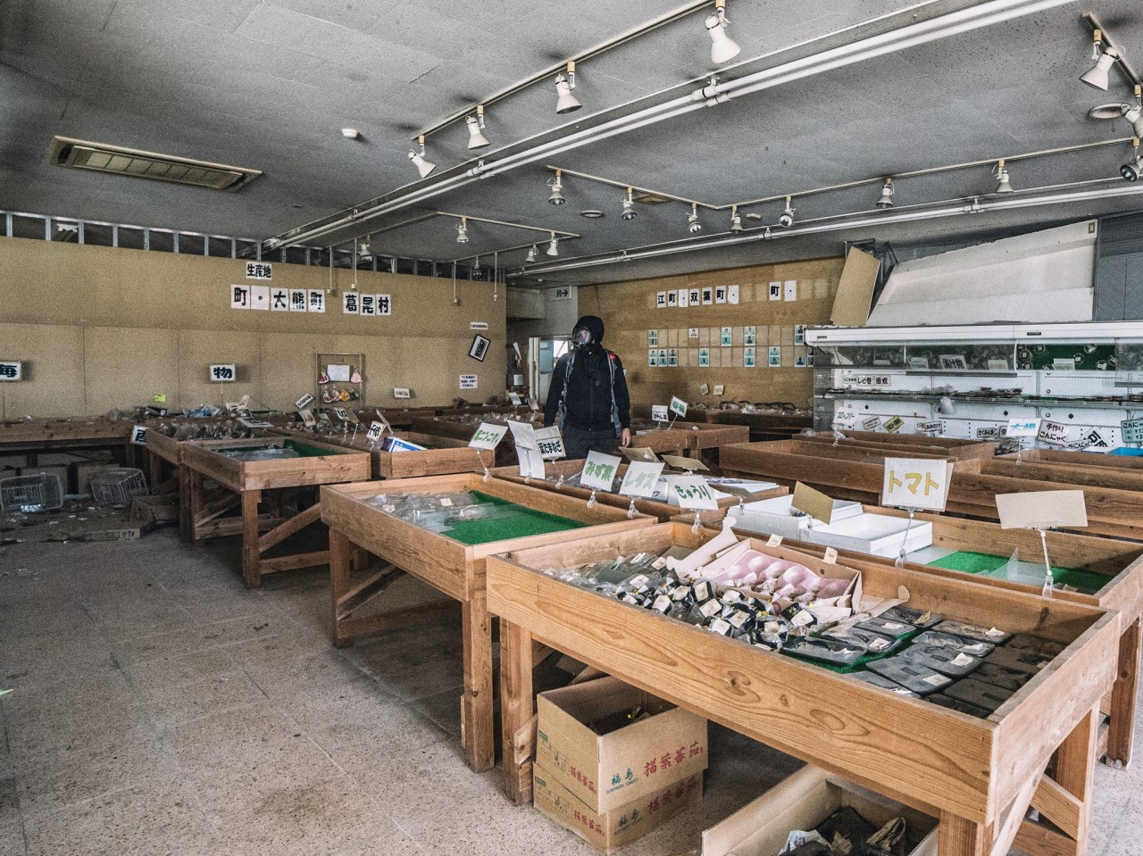 wastelandporn:   Man  sneaks into Fukushima’s Red Exclusion Zone and shows a town
