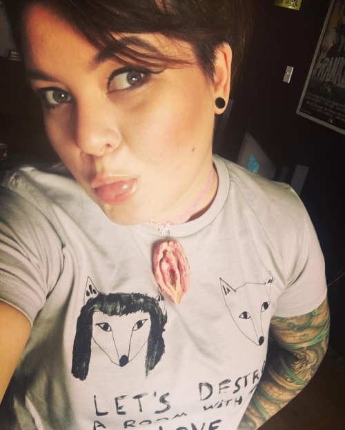 New necklace, new shirt, same dork. #sleaterkinney #vaginachoker #selfie #myface