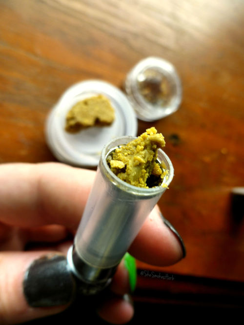 shesmokesherb:  Some tasty crumble!!