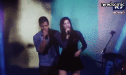 livrepraviversomic:  SOMIC, SÓ AMANHÃ, SP 21.04.2013 !!! - Ele pegando na cintura