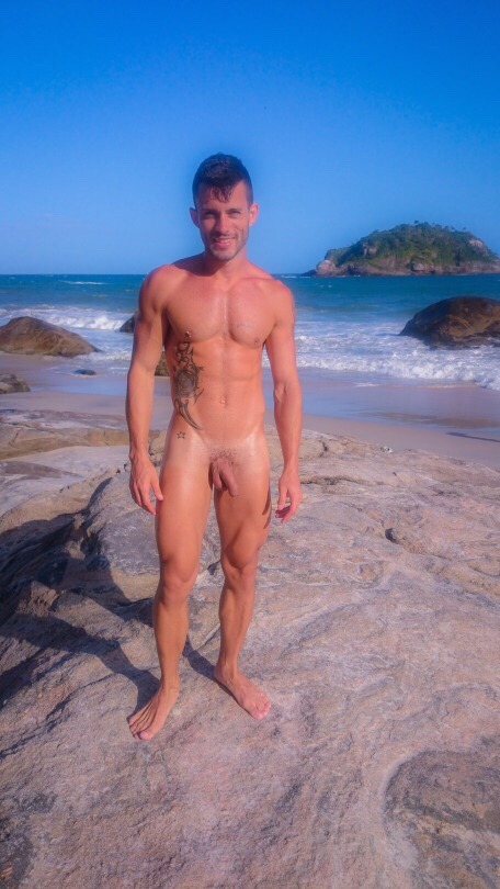 cut-uncut:  I’d eat him right there on the beach…😘😋.                Cut-uncut.tumblr.com