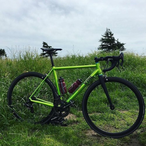 vynlbikes: Radium 88 spotted near @seaotterclassic. This is one of our favorite stock colors. @antho