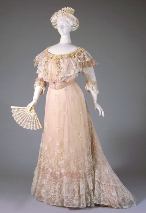 fashionologyextraordinaire:Evening dress, 1900-01, Cincinnati, Ohio, USA. Source: pinterest.com