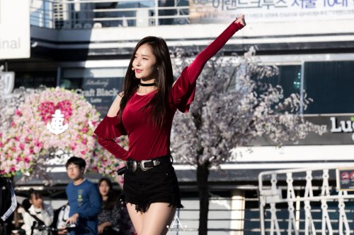 thedalshababies: 161009 Woohee @ Yeouido busking cr. Yankey