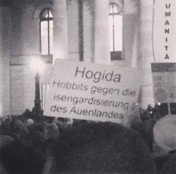 ne0ngrau:  Ich bin kein Ork! Kann ich auch nicht sein, ich habe Hobbits im Freundeskreis! Aber bei Saruman herrschte noch Recht und Ordnung! Das muss man ja mal sagen dürfen!!!1!    Saruman hat wenigstens Autonbahnen gebaut und die Arbeitslosigkeit