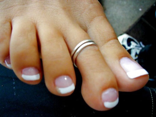 bjproductions365:texastoes:Love long toes….Pretty toes although I’m not into long toes