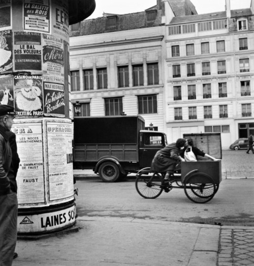  Robert Doisneau - Les amoureux, Paris, 1964. 