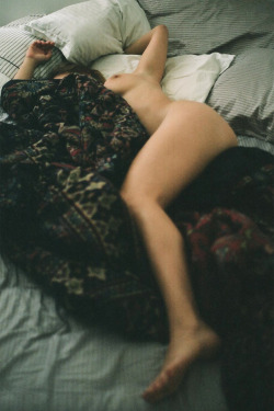 delicatesexandlove:  live4m0ments:  soft grunge &amp; vintage wonderland.  A delicate blog of artistic nudes &amp; tender love 