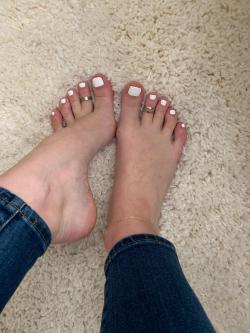 fetishblog4you:  martinfeet:    White toes..with