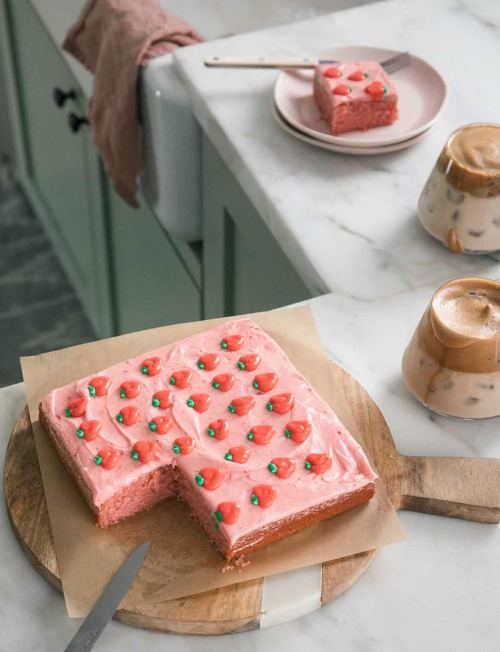 sweetoothgirl:    strawberry mini sheet cake
