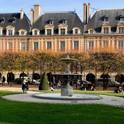 Place des Vosges, journée d'automne fraîche mais ensoleillée, 3ème arrondissement, Paris, 2017.