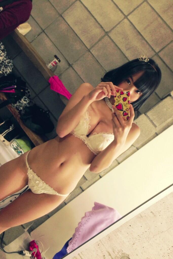petapeta-sb:  Twitter / yuntammmm: その撮影、珍しくこんなお姫さまみたいな格好させてもらったん(