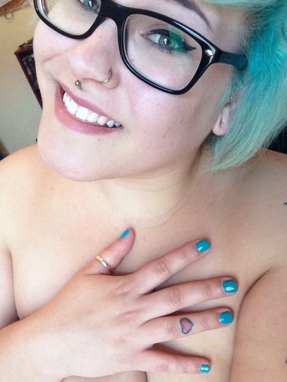 alternativez0ne:  tr0llop:  tr0llop:  Everyone loves smiles and boobs right?! 😘