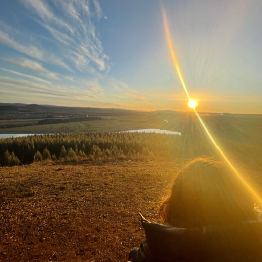 Creeme, tarde o temprano encontrarás a alguien que se enamore de ti y al mismo tiempo de él, no fuerces las cosas, si está destinado a ser el universo hace todo lo posible para que ocurra.