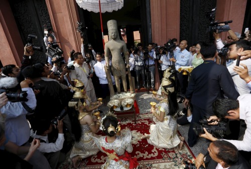 France has returned to Cambodia the severed head of the statue of a Harihara (Vishnu and Shiva joine