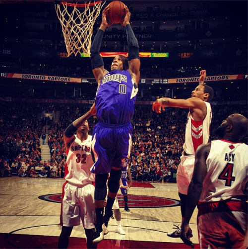 T-Rob (@trobinson0) skies for big two-handed dunk during tonight&rsquo;s win in Toronto! #KingsAllDa