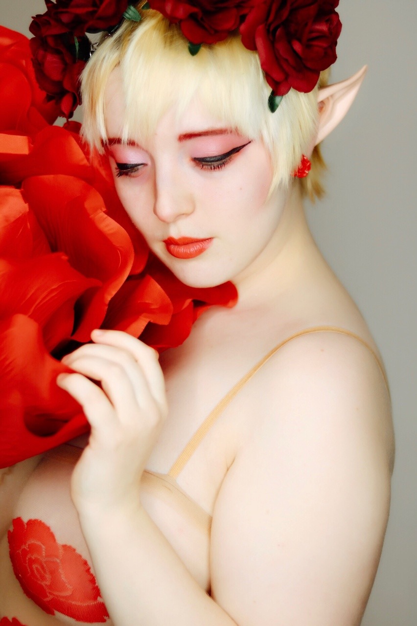 marshmallowmaximus:  Amazing photos of my rose fairy makeup 🌹shot by my sister