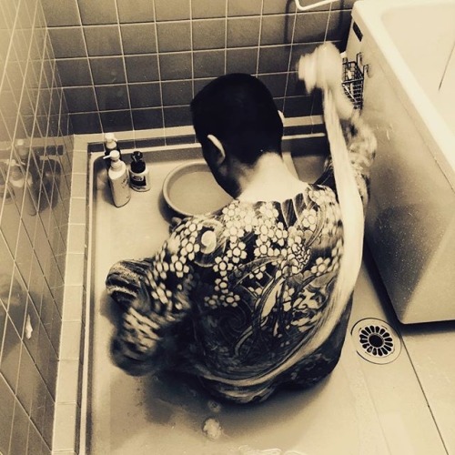 Fantastic picture of a tattooed man in bathroom Reposted from Instagram by @nihondentoushiseikai.t_h