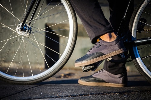 cycleflaneur: (via Mechanic Bike Shoes by DZR | Gessato Blog)