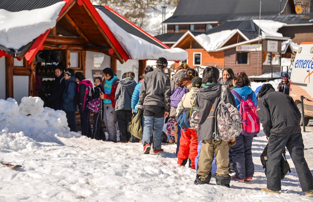 APRENDIENDO EN LA NIEVE. El cerro Chapelco organiza seis semanas de esquí solidario, donde los chicos de las escuelas de San Martín de los Andes reciben clases en las tradicionales pistas de esquí, con provisión de equipos, pases e instructores. Al...