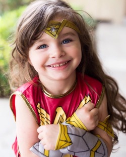 thats-what-sidhe-said: pr1nceshawn: Little Girls Dressed as Wonder Woman. 