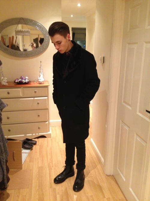 y0ur4veragekid:  All black everything, new Dr Marten brogues  hi.