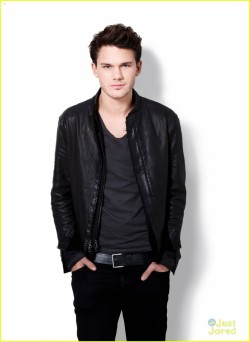 teenagerguy-posts:  jeremy irvine hot as