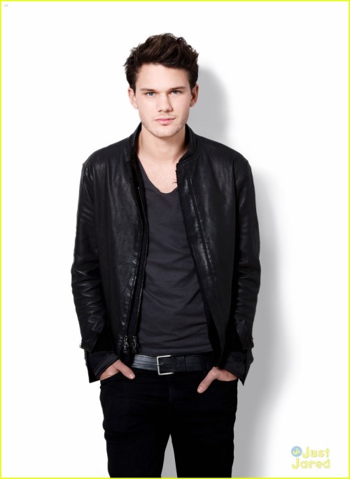 Sex teenagerguy-posts:  jeremy irvine hot as pictures