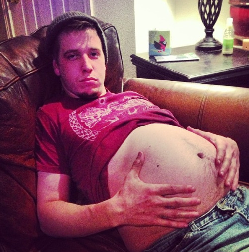 ohyeahbelly:  Omg this turns my on soo badly. Just want to give that squishy gut a good rubbing’ 