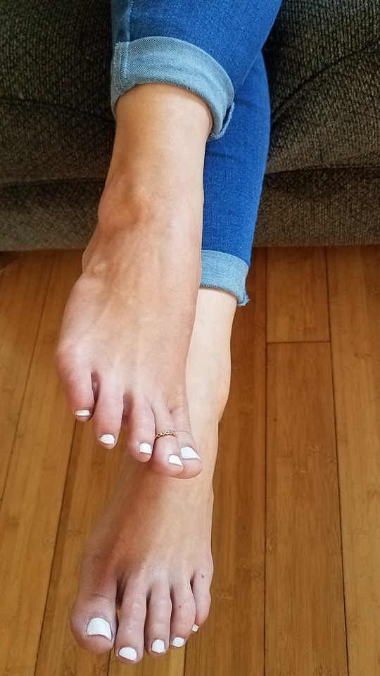 myprettywifesfeet:My pretty wifes beautiful feet and toes.please comment 