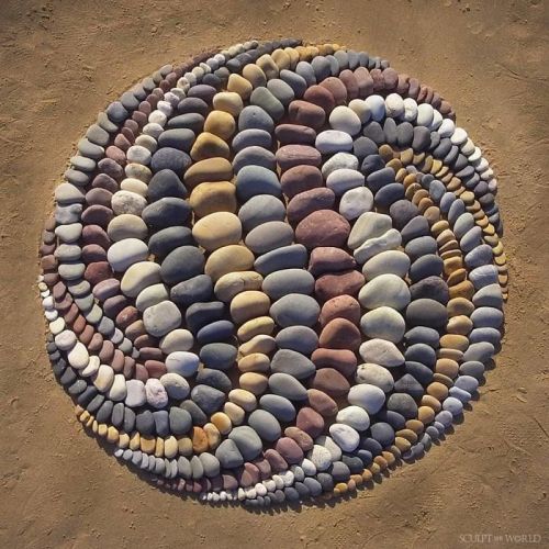 awesome-picz: Artist  Jon Foreman Arranges Stones In Stunning Patterns On The Beach, Finds It Very 