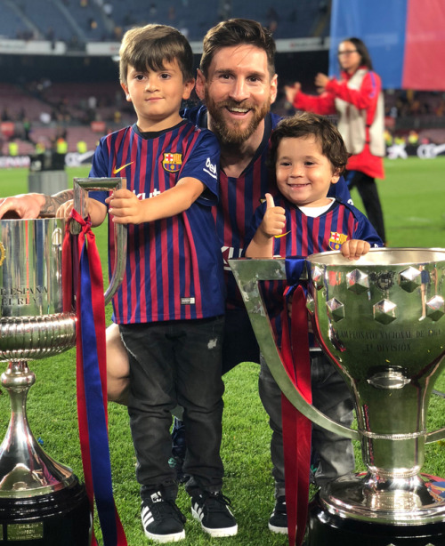 4fabregastasticxavi6:  IG Antonela Roccuzzo:  “❤️❤️❤️ @leomessi #thiaguimatu ⚽️⚽️#ciro😴😴”