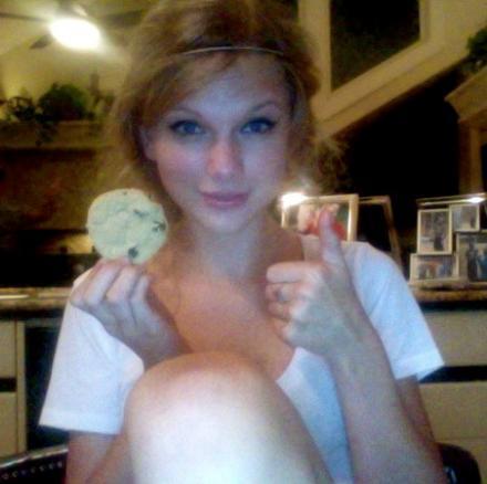 swifties-are-awesome:  Well like my page says ‘this page is about food, music and taylor swift (its an awesome combination)’  Here are some pictures of Taylor Swift eating :P :P  For you my awesome followers <3 xoxo <3