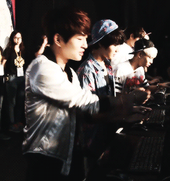 inscentra:  Onew stretching before a computer game ….  