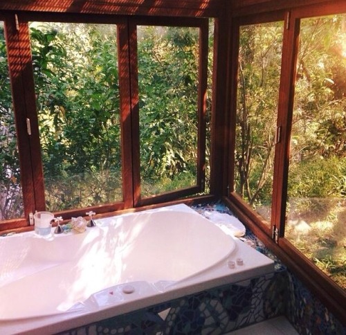 quiet-hippie:  priphea:  Is it weird that I’m in love with my friends bathroom  Definitely not… 