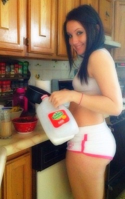 hips2waist:  today i received some pictures of this beautyher name is “amandaxallison”I would kiss her whooty while she is preparing breakfast :)Give her some shouts, thank you 