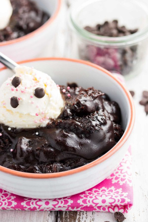 omg-yumtastic:  (Via: hoardingrecipes.tumblr.com) slow cooker chocolate pudding cake