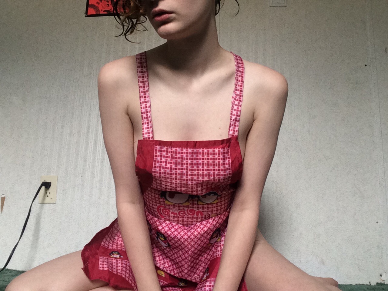 fragilefeatheredbeauty:  I love aprons, this photo set has a lot of bloopers because