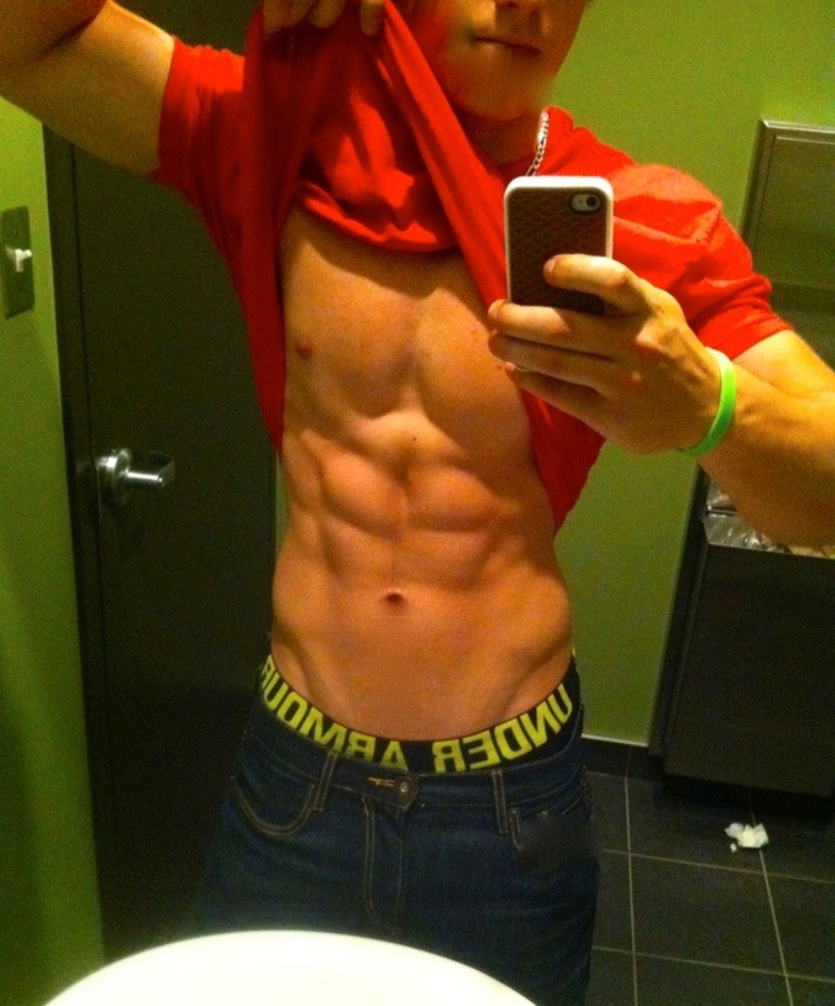 waistbandboy:  Sexy Shirtlifter! 