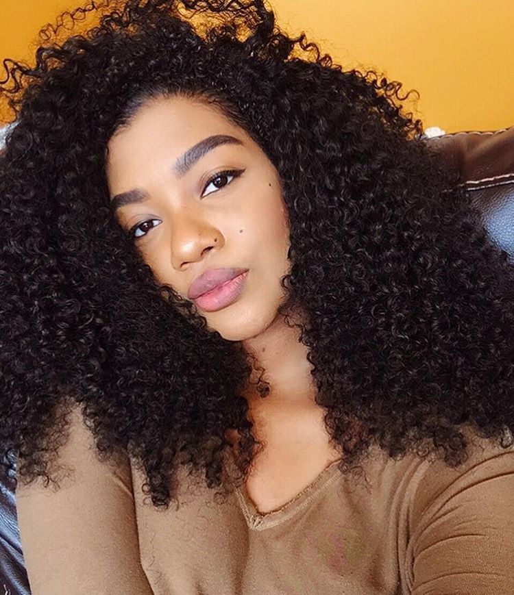 worldsbaddest:  igcurls:  @chelleee_b  ×•×•× 🍉