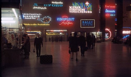 Ein fotografischer Leckerbissen für Freunde von alten Neonreklame-Schildern. Aufgenommen im Jahr 196